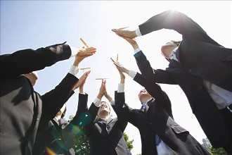 推动现代服务业高度开放，深化对外交往与合作