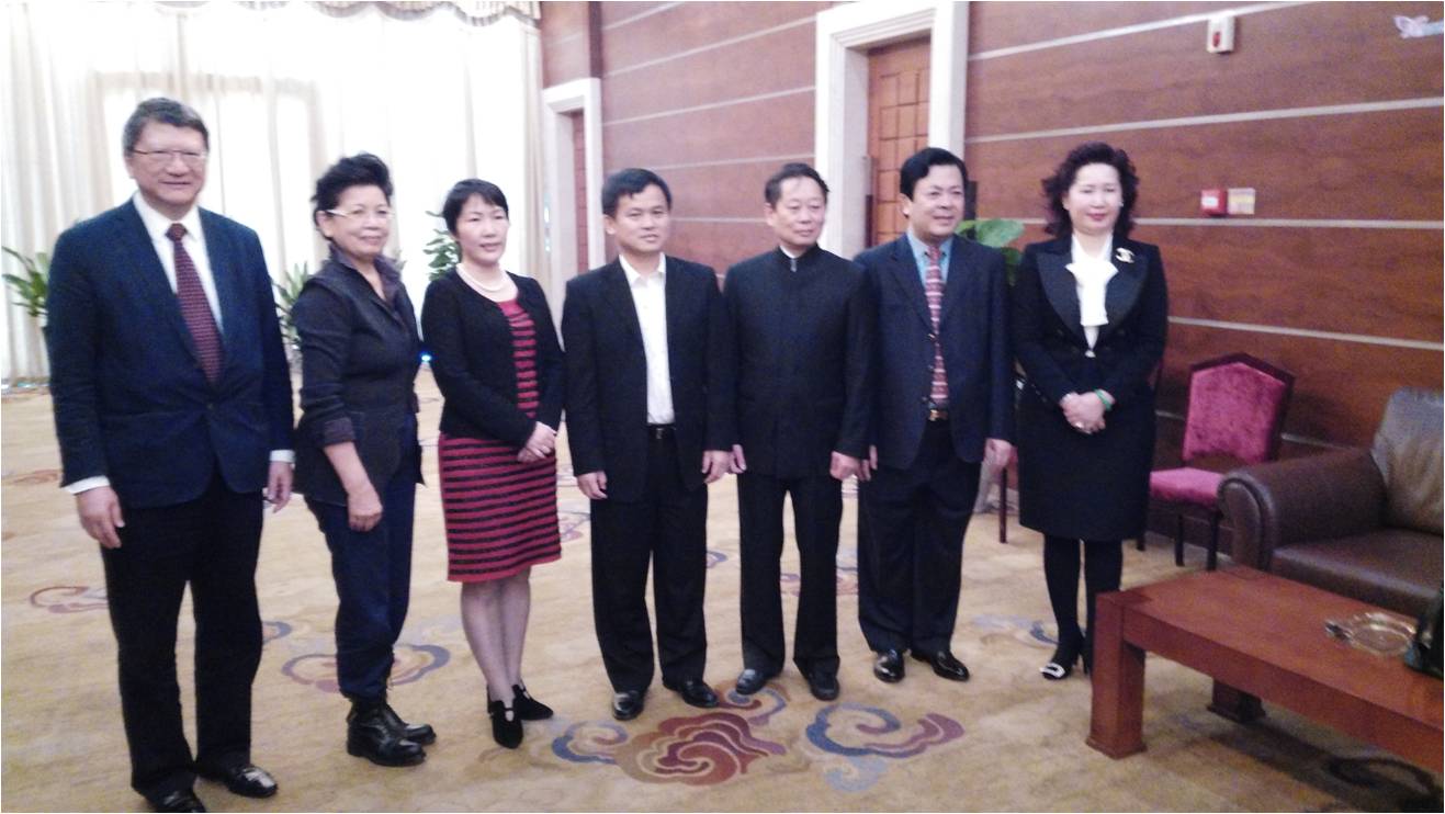 海口市龙华区符革书记、凌云区长、郭刚常务副区长对英国皇家设计院香港分院提供的中国（海口）生命科学城项目规划设计初步方案进行评审讨论